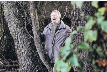  ?? RP-FOTO: KÖHLEN ?? Der Gruitener Landschaft­swächter Hans-Joachim Friebe zeigt die zum Fällen markierten Erlen am Steinbruch.