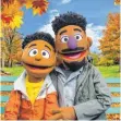  ?? FOTO: ZACH HYMAN/SESAME WORKSHOP/DPA ?? Wes und sein Vater Elijah, die neuen schwarzen Puppen in der US-Ausgabe der „Sesamstraß­e“. Sie sollen ein Zeichen gegen Rassismus setzen.