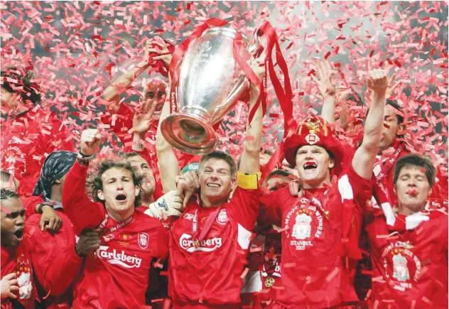  ?? Agence France-presse ?? ↑
Liverpool’s players with the trophy at the end of the UEFA Champions League final against AC Milan.