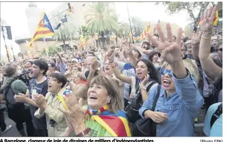  ?? (Photo EPA) ?? A Barcelone, clameur de joie de dizaines de milliers d’indépendan­tistes.