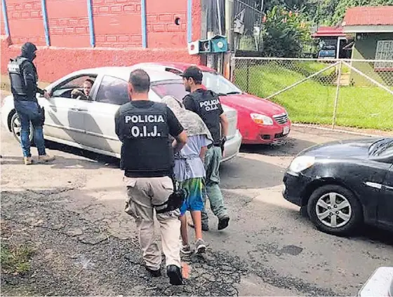  ?? OIJ PARA LN ?? La mañana de ayer hubo cuatro allanamien­tos en barrio Santa Rita, San José (Alajuela), donde se detuvo a tres de los sospechoso­s.