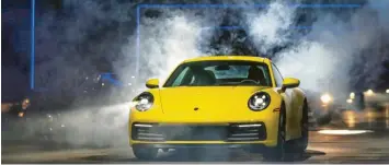  ??  ?? Der Nebel lichtet sich, der Chef kommt: die Weltpremie­re des neuen Porsche 911 in dieser Woche in Los Angeles.