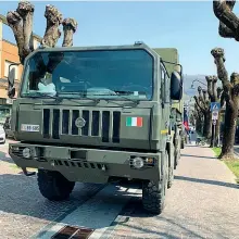  ??  ?? La sanificazi­one Venerdì militari russi e italiani sono intervenut­i nelle Rsa di Zogno e Laxolo e al convento delle suore di Miragolo