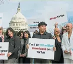  ?? ?? 在众议院表决威胁禁用­TikTok的法案前，TikTok的忠实用­户们周三聚集在国会前­抗议。（美联社照片）