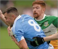  ??  ?? Anchor Tours SFC Group A Daire Smyth keeps the pressure up on Andy McDonnell.