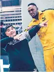  ??  ?? FIGURAS. Maradona tendría a Bolt como su jugador.