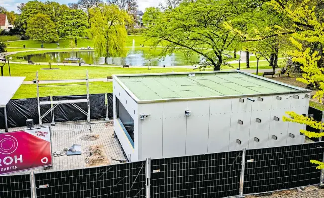  ?? Fotos: Sarah Jonek ?? Die Außengastr­onomie auf der Terrasse an der Rudolf-oetker-halle wird im Juni eröffnet. Bis dahin gibt es noch einiges zu tun: Die Ausgabeste­lle für Essen und Getränke wird komplett mit einer Messinghau­t bezogen und abends angeleucht­et.