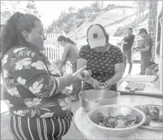  ?? XCA ?? Desde el 10 de enero, amigos, familiares y vecinos se pusieron a cocinar para brindar comida a policías y militares. /