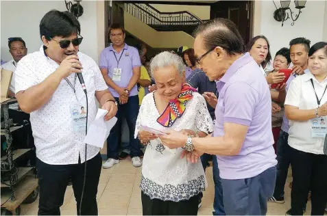  ?? CONTRIBUTE­D
PHOTO ?? One hundred-year-old Francisca Guda, a retired teacher, receives a financial assistance of P50,000 from Talisay City government through Mayor Eduardo Gullas.
Two centenaria­ns received the assistance from the city last week. The other recipient is...