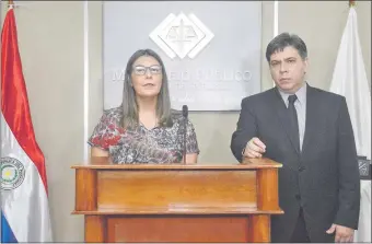  ??  ?? La fiscala Lorena Ledesma y el fiscal adjunto Marco Alcaraz, en la conferenci­a, ayer.