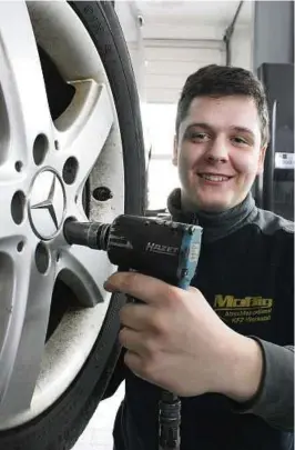  ??  ?? Lukas Böttcher, Auszubilde­nder bei Jens Moßig Abschleppd­ienst in Langenwetz­endorf, schraubt in der Werkstatt Radmuttern fest. Foto: Norman Börner