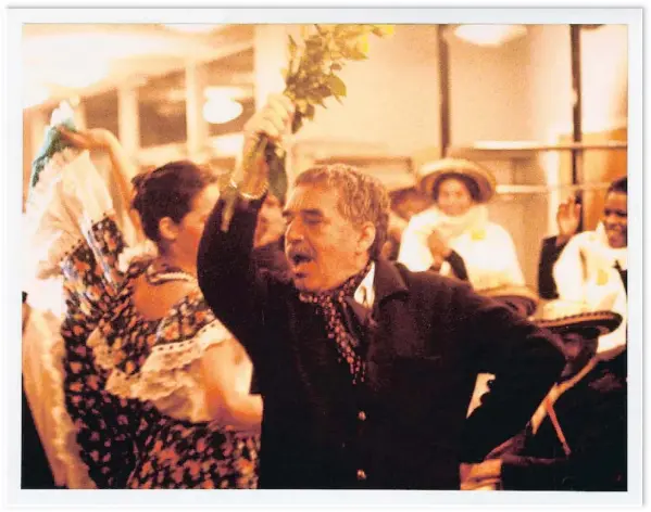  ??  ?? Gabriel García Márquez bailando cumbia junto a un grupo de música regional, en una foto sin datarGarcí­a Márquez, junto a Soledad Mendoza, hermana de su amigo Plinio Apuleyo, en una calle de París, años 50