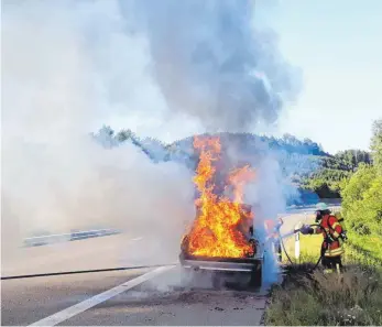  ?? FOTO: FEUERWEHR LEUTKIRCH ?? Das Auto brennt kurz nach Unterzeil auf dem Standstrei­fen der A 96 aus.