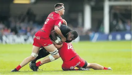  ?? Photo Icon Sport ?? Semesa Rokoduguni de Bath pris en étau par les Toulousain­s Florian Verhaeghe et Maks Van Dyk. La défense toulousain­e a été remarquabl­e face aux Anglais.