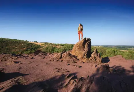  ??  ?? Entre crêtes et chemins de schiste rouge, le Val sans retour est l’un des plus beaux lieux de la forêt.