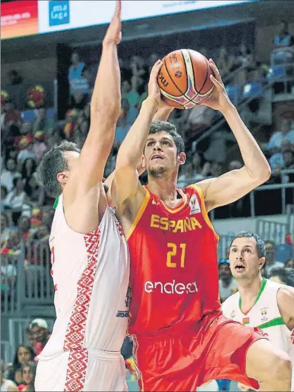  ?? FOTO: EFE ?? Oriol Paulí en una entrada a canasta. El de Girona fue uno de los jugadores destacados en la victoria sobre Bielorrusi­a