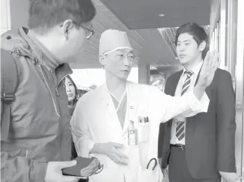  ?? AGENCE FRANCE PRESSE ?? South Korean medical doctor Lee Cook-Jong, who carried out surgery on gunshot wounds sustained by a North Korean soldier, speaks to journalist­s at Ajou University Hospital in Suwon, south of Seoul.