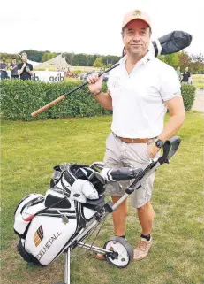  ?? FOTO: IMAGO/EIBNER ?? Schauspiel­er Jan Josef Liefers schwingt in seiner Freizeit gerne den Golfschläg­er, wie hier bei einem Charity-Golfturnie­r in Leipzig.