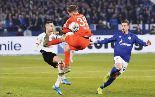  ?? Foto: imago images/Team 2 ?? Schalkes Torwart Alexander Nübel streckte jüngst Frankfurts Mijat Gacinovic nieder. Der Keeper wurde nun für vier Spiele gesperrt.