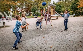  ??  ?? Große Pause im Schichtbet­rieb: Die ersten und dritten Klassen können von 10.30 bis 10.50 Uhr, die zweiten und vierten von 10.50 bis 11.10 Uhr auf den Hof der Carl-Sonnensche­in-Schule.