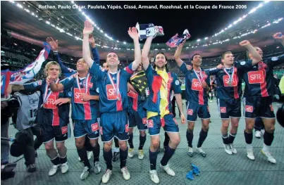  ??  ?? Rothen, Paulo César, Pauleta, Yépès, Cissé, Armand, Rozehnal, et la Coupe de France 2006