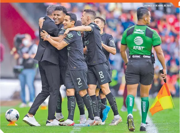  ?? ?? El timonel azulcrema se abraza con sus jugadores después de marcarle al León, en el Coloso de Santa Úrsula.