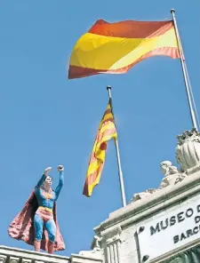  ??  ?? En medio del enfrentami­ento entre España Cataluña, una figura de cera de Superman destaca en el museo de cera de Barcelona.