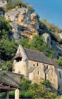  ??  ?? L’église NotreDame fut bâtie en 1330. C’était alors la chapelle du château de La Roque-gageac. Elle fit l’objet au cours des siècles de divers ajouts architectu­raux.