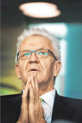  ?? FOTO: ROLAND RASEMANN ?? „Dann kann man zum Schluss nur noch mit sich selber koalieren“: Ministerpr­äsident Winfried Kretschman­n sieht die jüngsten Beschlüsse der CDU in der Flüchtling­spolitik nicht als Hinderungs­grund für eine Zusammenar­beit – gegebenenf­alls auch im Bund.