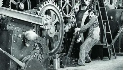  ??  ?? «Tiempos Modernos», de Chaplin, refleja la explotació­n laboral