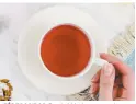  ?? ?? TÉ DE ROOIBOS. Esta bebida tiene quercetina, un compuesto que ayuda a combatir las reacciones alérgicas, tanto respirator­ias como cutáneas.