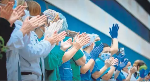  ?? JULIO GONZÁLEZ ?? Aplauso durante el confinamie­nto del personal sanitario, cuyas titulacion­es están a la cabeza de las preferenci­as de los aspirantes a la UCA.