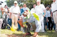  ??  ?? El ministro Luis G. Murillo sembró un árbol cerca del complejo lagunar.