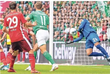  ?? FOTO: IMAGO IMAGES ?? Zack Steffen wie weiland Gordon Banks 1970: Fortunas Keeper (blauer Dress) fischt Niclas Füllkrugs Kopfball von der Linie. Links Markus Suttner.