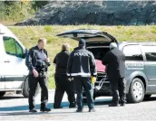  ?? PHOTO DOMINIQUE LELIÈVRE ?? Un corps a été retiré d’un secteur boisé du quartier Saint-sauveur à Québec, hier midi, plusieurs heures après avoir été découvert par un citoyen.