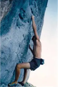  ?? ©Gérald Lucas ©Rolland Marie ?? Page de droite, une photo qui a fait le tour du monde : Jean-Christophe Lafaille en solo dans “Le privilège du Serpent ” (7c+).
Ci-dessous, toujours du solo intégral mais Bruno Ravanat cette fois, dans “Berlin” (7c) en 1991.