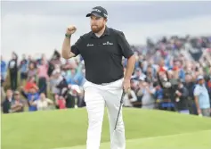  ??  ?? Inspirado. El irlandes Shane Lowry salió motivado ayer para apoderarse del liderato momentáneo.