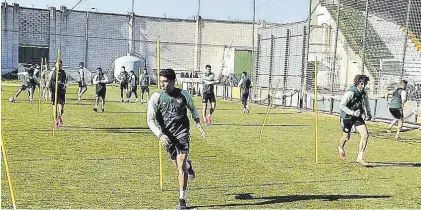  ?? CP CACEREÑO ?? Jugadores del Cacereño durante el entrenamie­nto del pasado viernes en el Príncipe Felipe.