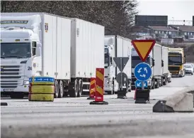  ??  ?? BLIR BÄTTRE. Markeringa­rna målades när förutsättn­ingarna var som sämst. När arbetena når halvtid och hela området spegelvänd­s kommer de tillfällig­a markeringa­rna att synas betydligt bättre.