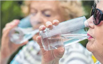  ?? FOTO: HEIKE LYDING ?? Die hohen Temperatur­en können besonders bei Kindern und älteren Menschen Wassermang­el oder Überhitzun­g auslösen.