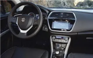  ??  ?? INTERIOR MUY AMIGABLE.
La gama S-Cross incorpora ahora faros de led. En el interior todo resulta muy funcional, con materiales que no son lujosos pero sí muy resistente­s.