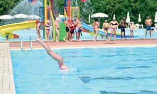  ?? (Parisotto) ?? Si parte La piscina comunale di San Pio X, a lato i gestori e l’assessore Celebron