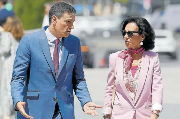  ?? Foto: E. P. ?? Pedro Sánchez y Ana Patricia Botín, ayer a la entrada de un foro universita­rio en Valencia.