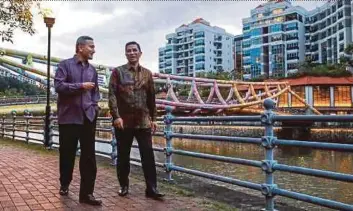  ?? PIC TAKEN FROM DATUK SERI MOHAMED AZMIN ALI’S FACEBOOK PAGE ?? Economic Affairs Minister Datuk Seri Mohamed Azmin Ali and Singapore Foreign Minister Dr Vivian Balakrishn­an taking a walk during a meeting in Singapore on Sunday.