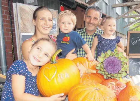  ?? FOTO: MANFRED EHRLE ?? „Grüß Gott“heißt es am Samstag und Sonntag beim Kürbisfest von Familie Lanz in Unterlangn­au. Auf die Besucher freuen sich Elisabeth und Engelbert Lanz mit ihren Kindern Ida, Zacharias und Leonie.