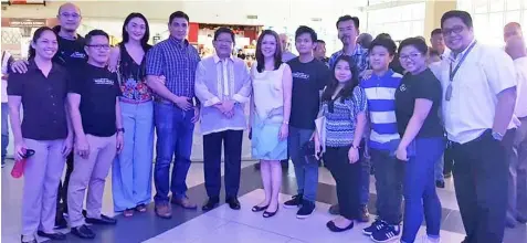  ?? – AC-CMG ?? ABAD SANTOS FILM. Mayor Edgardo Pamintuan joins the cast and the makers of the documentar­y film ‘Honor: The Legacy of Jose Abad Santos’at Marquee Mall Cinema. With them are movie stars Ricardo Cepeda (who plays the role of Jose Abad Santos) and kabalen...