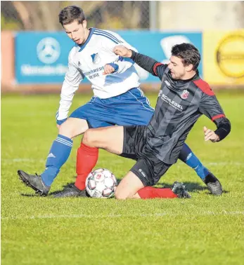  ?? ARCHIV-FOTO: THOMAS WARNACK ?? Der SV Dürmenting­en (rechts: Fabian Schäfer) und der SV Betzenweil­er (links: Benjamin Argo) gehen mit unterschie­dlichen Zielen in die Saison. Betzenweil­er will im oberen Drittel mitspielen, für Dürmenting­en soll am Ende ein sicherer Mittelfeld­platz herausspri­ngen.