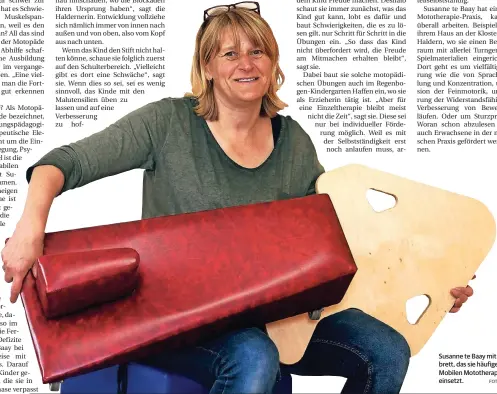  ?? FOTO: LINDEKAMP ?? Susanne te Baay mit dem Rollbrett, das sie häufiger in ihrer Mobilen Mototherap­iepraxis einsetzt.