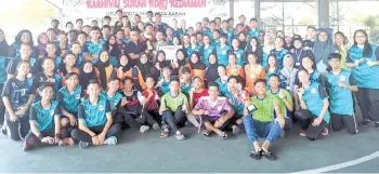  ??  ?? EXCELLENT PERFORMANC­E:Asyraaf (centre, right) presenting the trophy to Excellent Residentia­l College after winning a second straight title in the UMS Inter-Residentia­l Colleges Sports Carnival on Sunday.