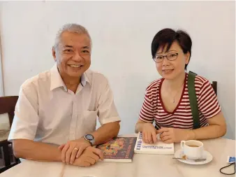  ?? ?? The columnist with Prof Chen.